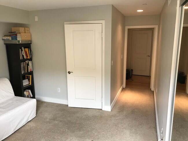 Building Photo - 1951 N Beachwood Dr