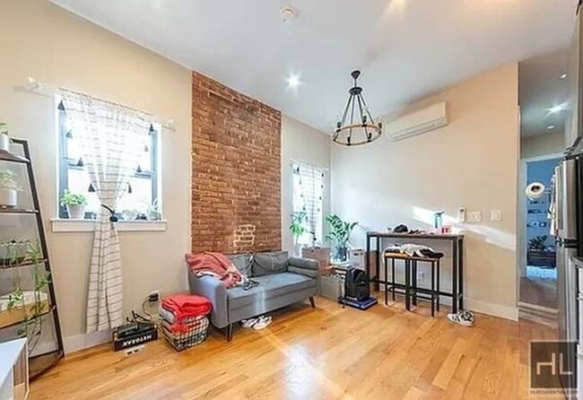 Primary Photo - 295A Bainbridge St.