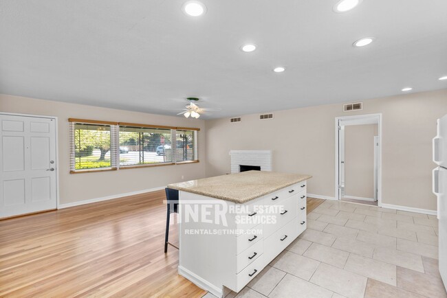 Building Photo - 2501 Laurence Ave