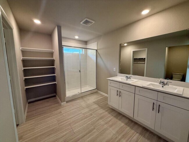 Building Photo - 421 Blanco Dr