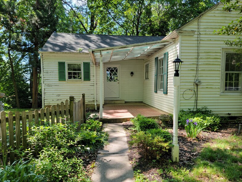 Building Photo - 358 Pool Rd