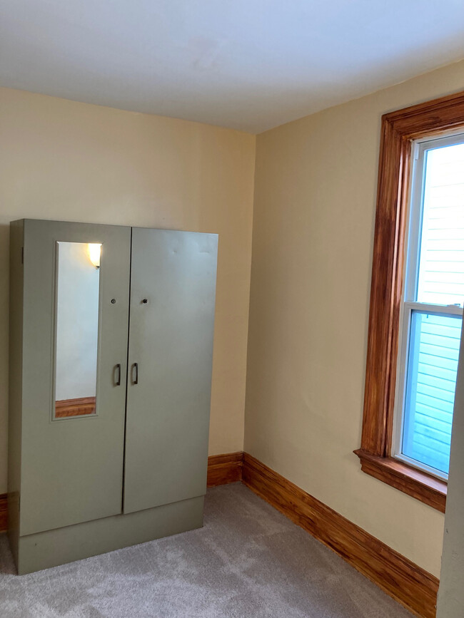 Building Photo - 406 Wabana St