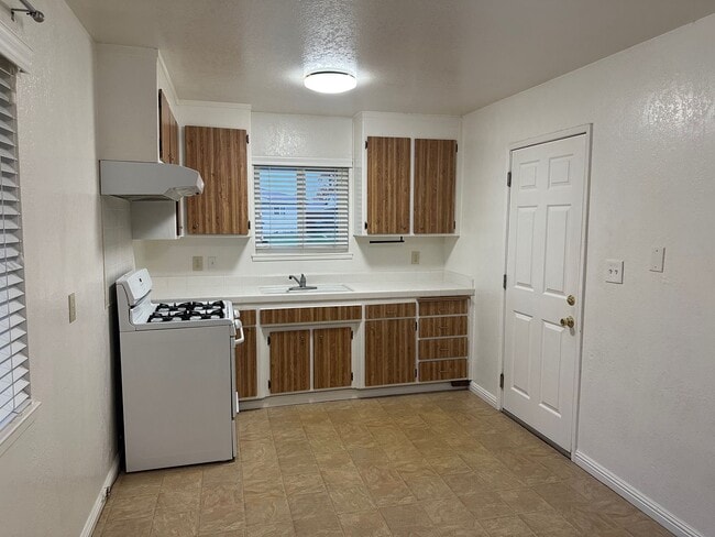 Building Photo - NICE DUPLEX IN ELVERTA!!