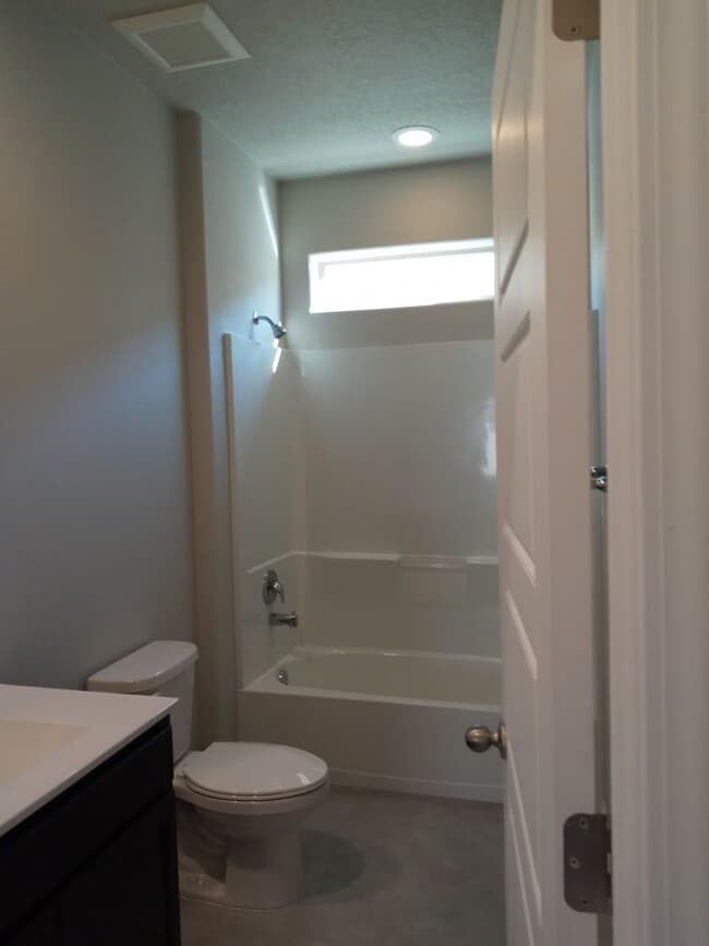 Building Photo - EASY SANTA FE LOS ALAMOS COMMUTE!!