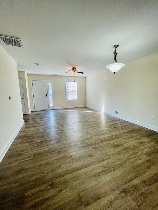 Building Photo - Nice 2 Bedroom, 2.5 Bath Townhouse