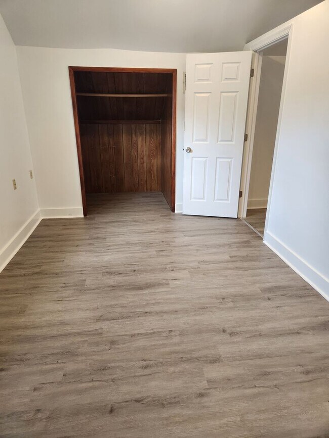 Building Photo - 586 Old York Rd