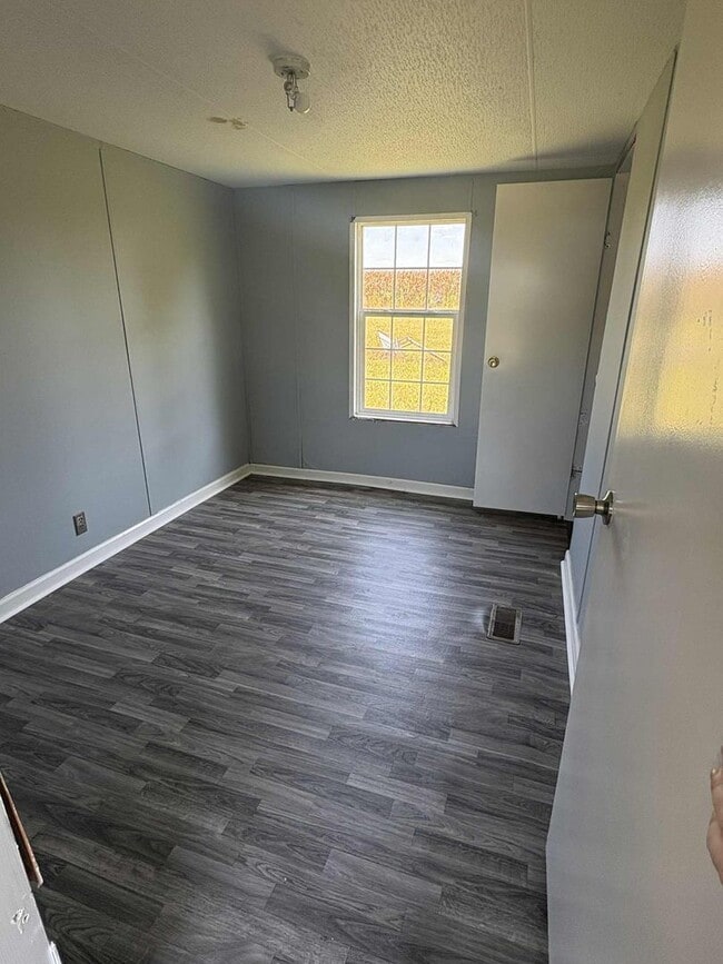 Building Photo - Freshly Renovated 3BR Home on Spacious Lot...