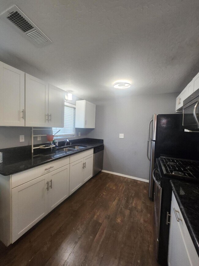 Building Photo - 1032 Muriel St NE