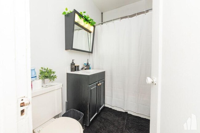 Building Photo - 1 bedroom in Chicago IL 60657