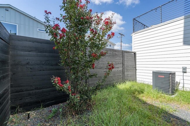 Building Photo - 1419 Montopolis Dr