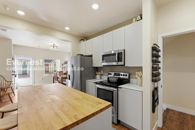 Building Photo - 4 Bed/3 Bath Townhome with Fenced Yard & Garage / Available Now!