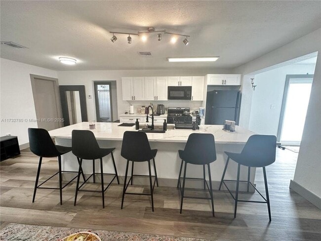 Building Photo - 3 bedroom in Hollywood FL 33024