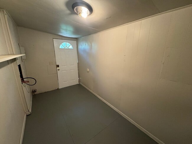 Building Photo - $795 - 2 bed 1 bath - Single Family Home