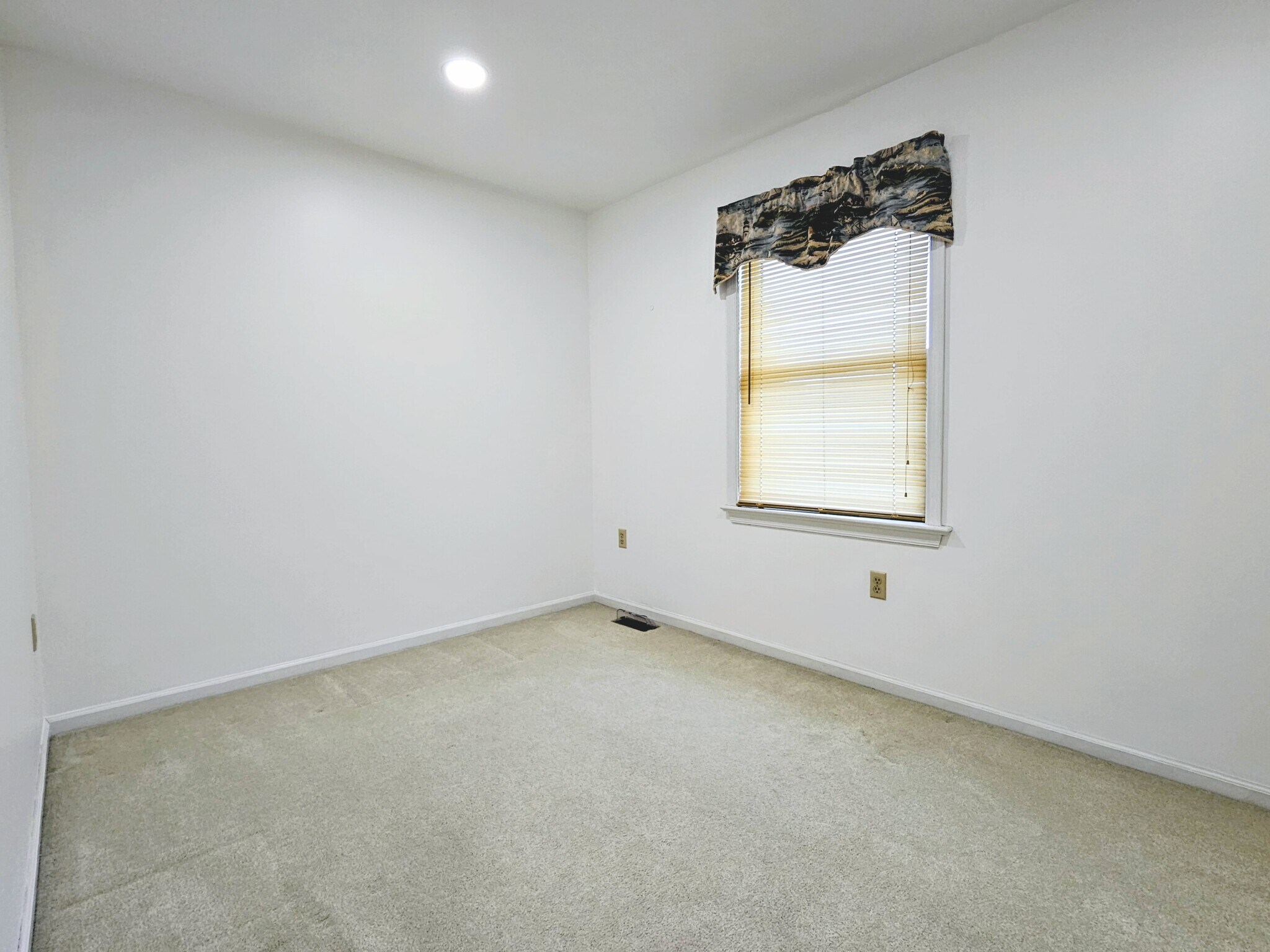 Building Photo - 357 Acorn Cir