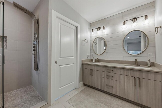Building Photo - 1405 Camelot Cir