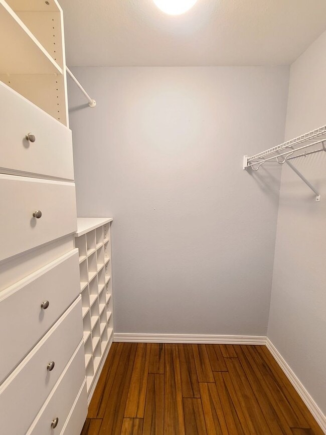 Building Photo - $1,650 - 2 Bed / 2 Bath Spacious Top Floor Condo (First Month Free!)