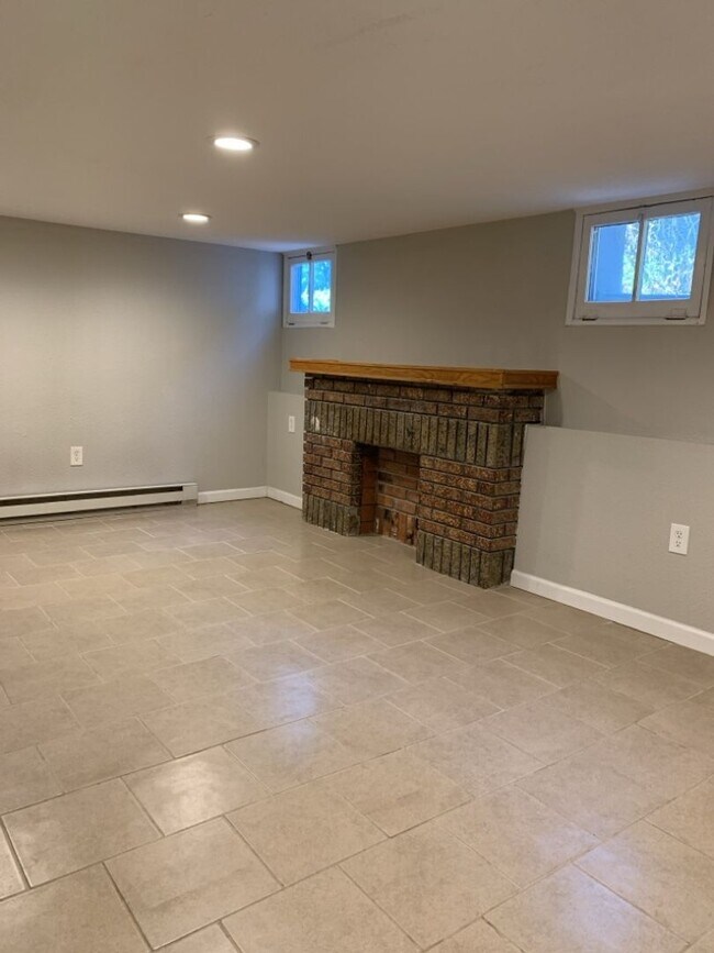 Building Photo - STUDENTS WELCOME! Adorable Single-Family Home in Historic Old Town