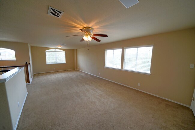 Building Photo - Spacious Home in Cibolo with 3 Car Garage! Realor Commission: $750