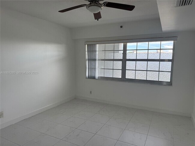 Building Photo - 625 Oaks Dr