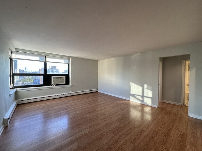 Building Photo - 450 W Wellington Ave