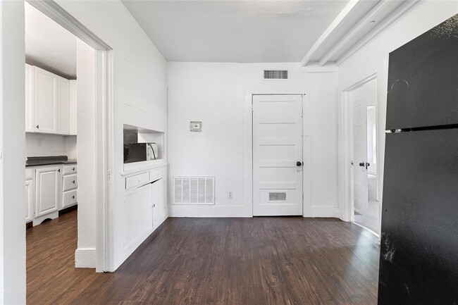 Building Photo - 725 S Washington Ave