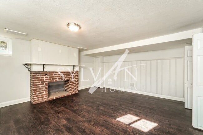 Building Photo - Updated 3 bedroom end unit townhome!