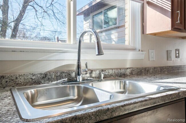 Building Photo - 14377 Cranston St