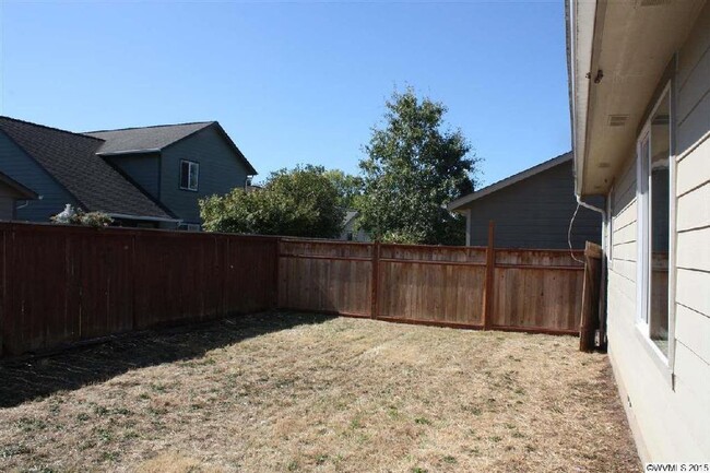 Building Photo - 3 bed/2 bath in Clover Ridge with AC, fenc...