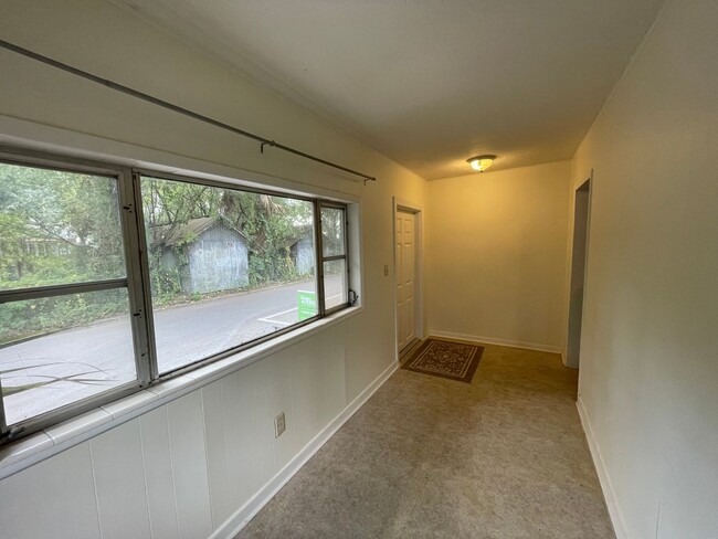 Building Photo - AVAILABLE FOR FALL!!! Amazing 2 Bedroom Ho...