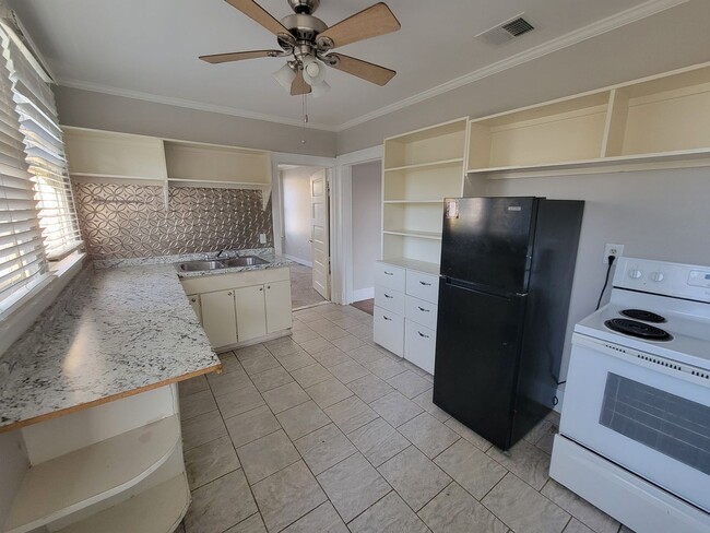 Building Photo - Fairfield Historic District - 1 Bed 1 Bath Apartment - Appliances included!