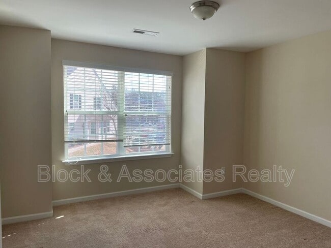 Building Photo - 547 Song Sparrow Ln