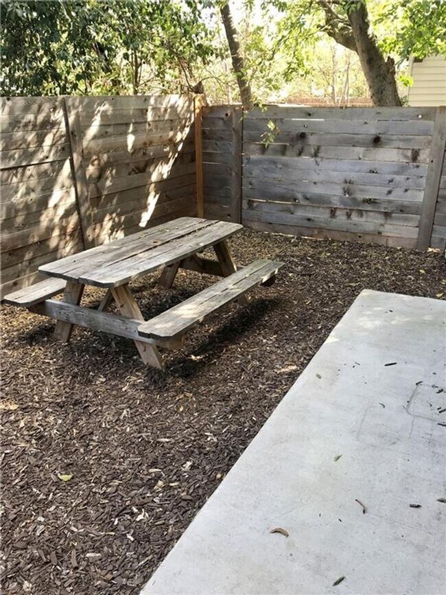 Building Photo - Central Austin / 3 bedroom, 2.5 baths / Mo...