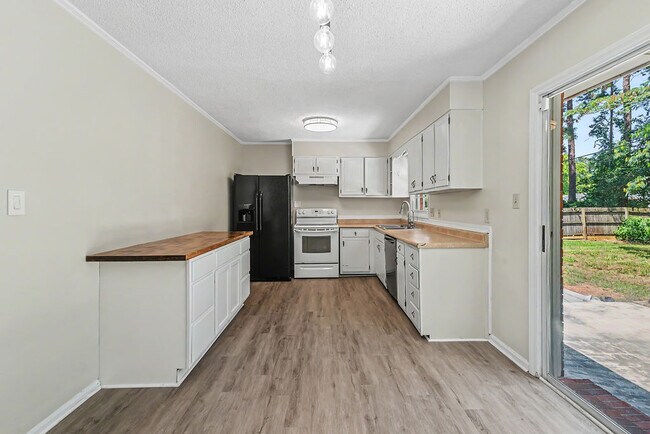 Building Photo - 124 Carolina Cir