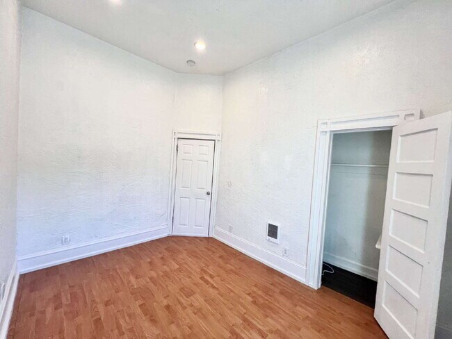 Building Photo - Bottom Unit with Tall Ceilings W/ Backyard