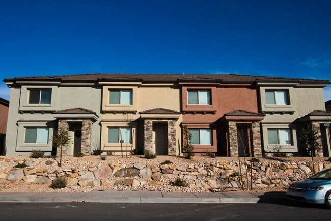 Primary Photo - 3 bed, 2.5 bath town house *Internet Included