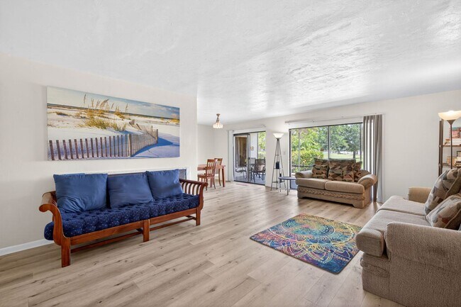 Building Photo - Furnished or unfurnished 2 bedroom Condo Overlooking Golf Course