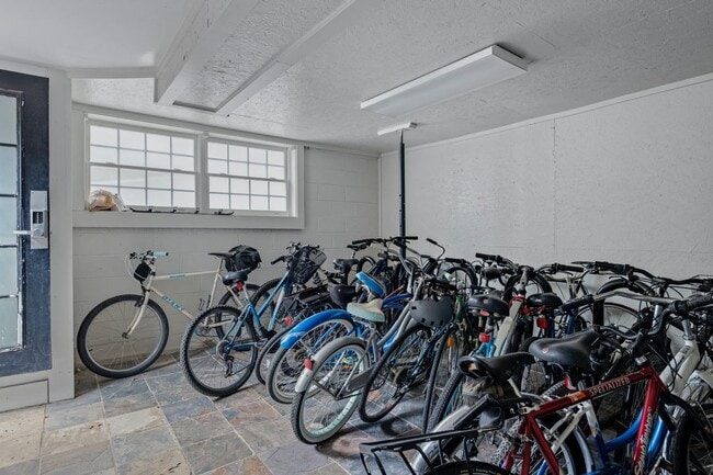 Building Photo - Beautiful 2bd/1ba Condo in VA Highlands w/ Balcony and Pool!!