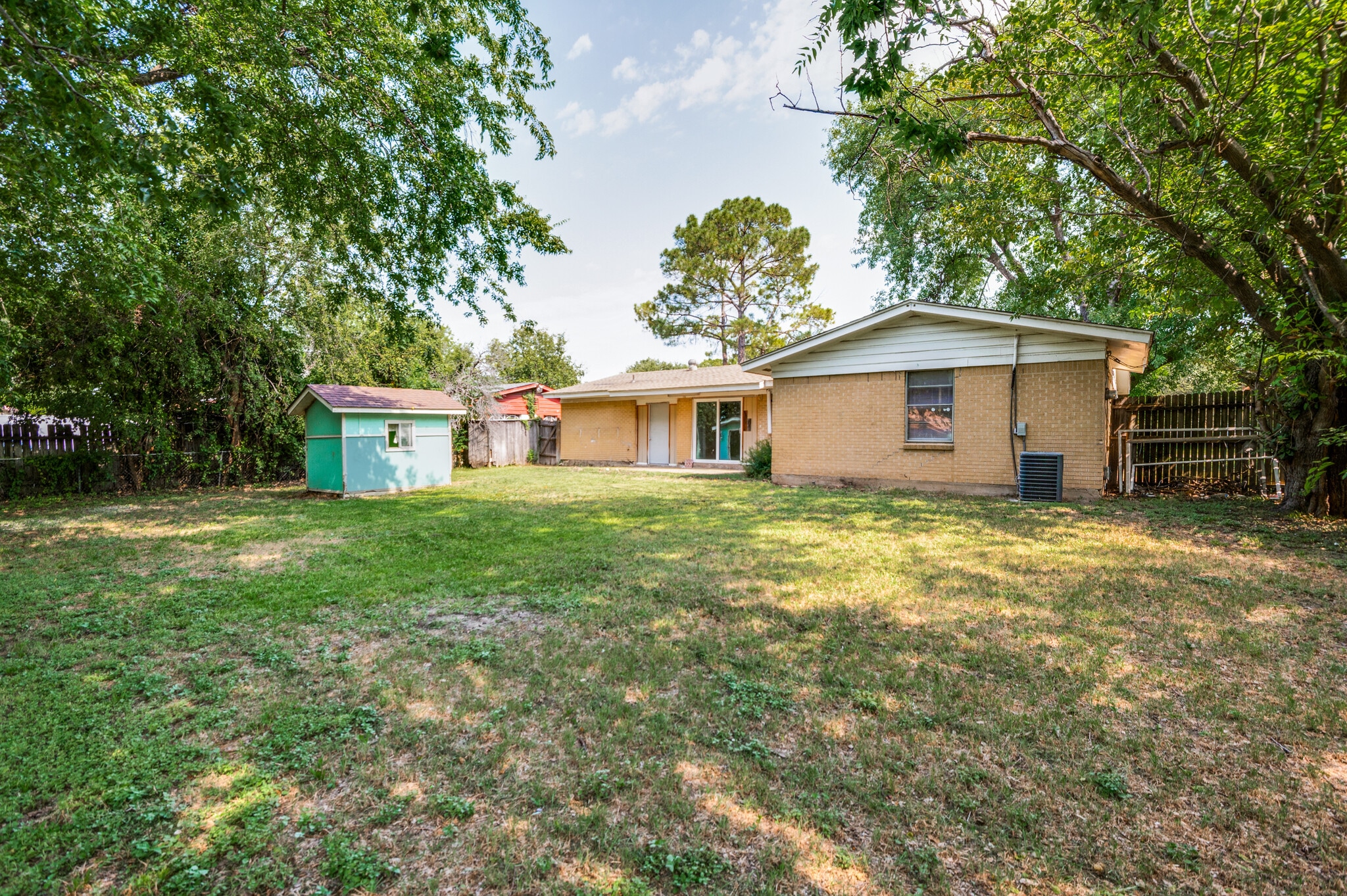 Building Photo - 1818 Highland Dr