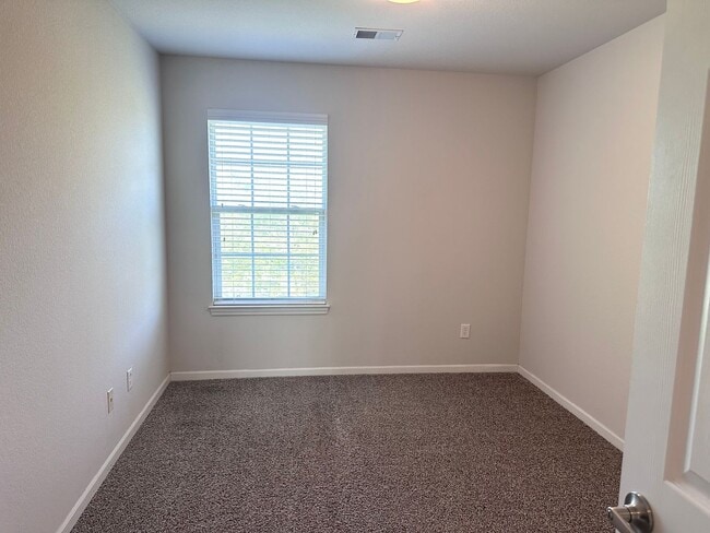 Building Photo - 3 Bed | 2.5 Bath | 2 Car Garage Townhome in Grain Valley