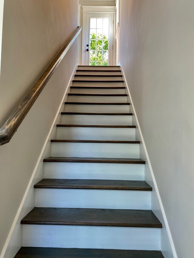 Building Photo - 1001 Thomas Ave