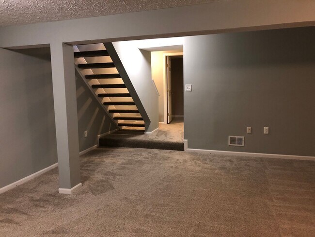 Building Photo - Townhouse-Village of Thomas Run-4 Bathrooms!!