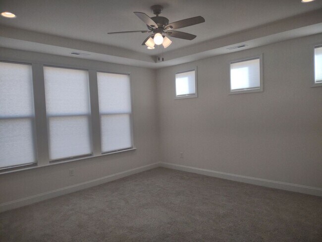 Building Photo - 3BD/3.5BA Ranch-Style Home in Creek Park!