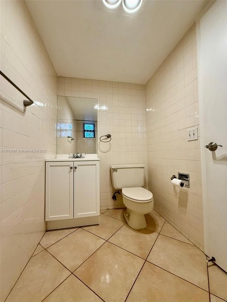 Building Photo - 555 NE 30th St