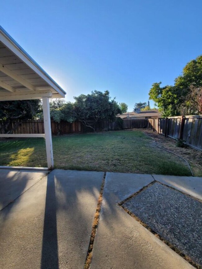 Building Photo - 1424 Kent Way