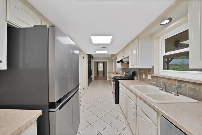 Building Photo - 526 Waggoner Dr