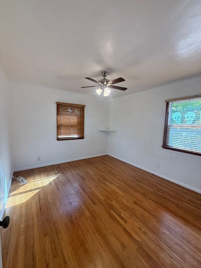 Building Photo - AWESOME 3 BEDROOM 2 BATH BEACH HOUSE