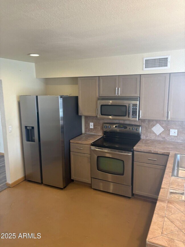 Building Photo - 4027 E Windrose Dr