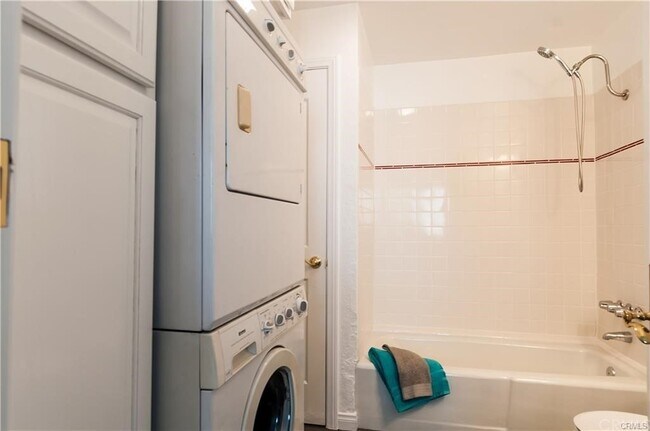 Building Photo - 328 Rosecrans Ave