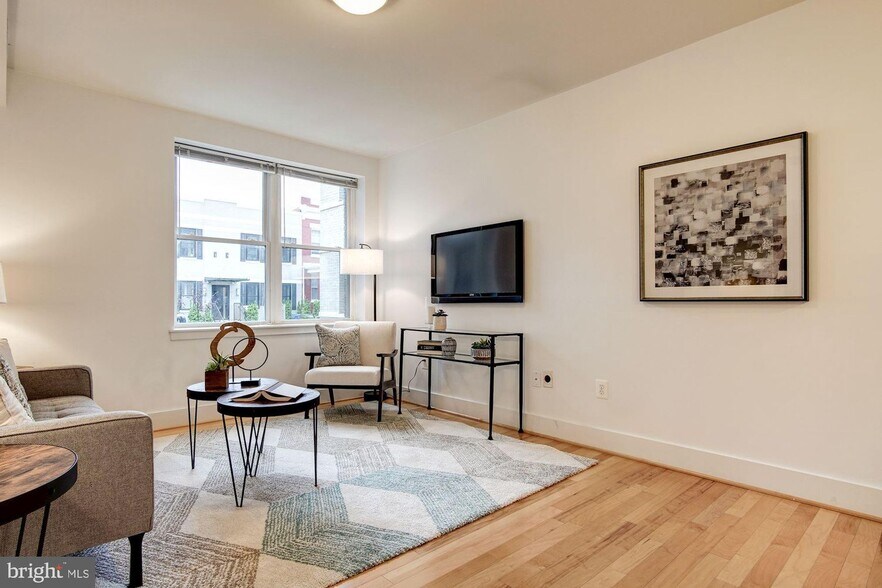 Building Photo - 809 Otis Pl NW