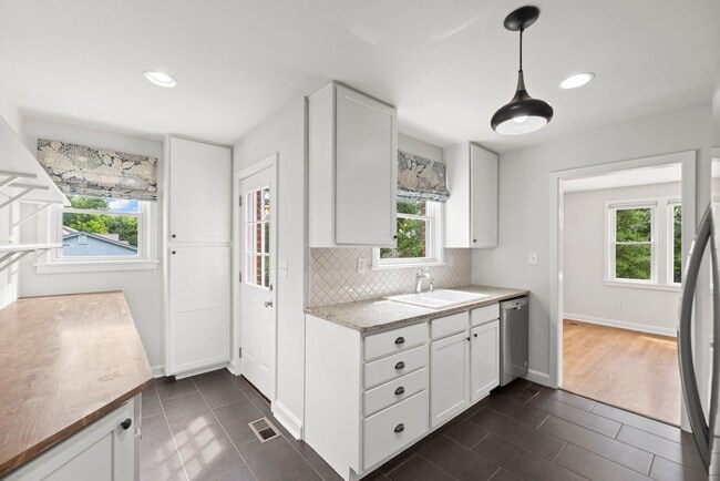 Building Photo - Knoxville 37909 - 3 bedroom 2 bath - call ...